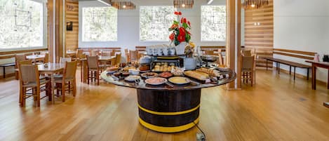 Free daily buffet breakfast 