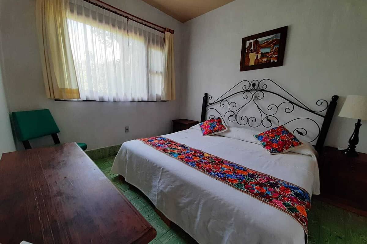Quarto solteiro, 1 cama King | Ferros/tábuas de passar roupa, Wi-Fi de cortesia, roupa de cama