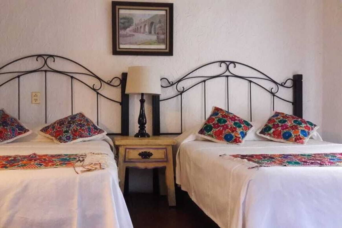 Quarto casal standard, 2 camas de casal | Ferros/tábuas de passar roupa, Wi-Fi de cortesia, roupa de cama