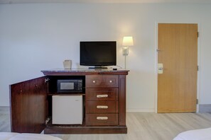 Room, 2 Queen Beds, Non Smoking | Iron/ironing board, free WiFi, bed sheets - OYO Malden Airport Inn (Malden)