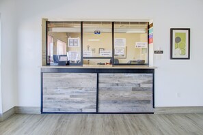 Reception - OYO Malden Airport Inn (Malden)