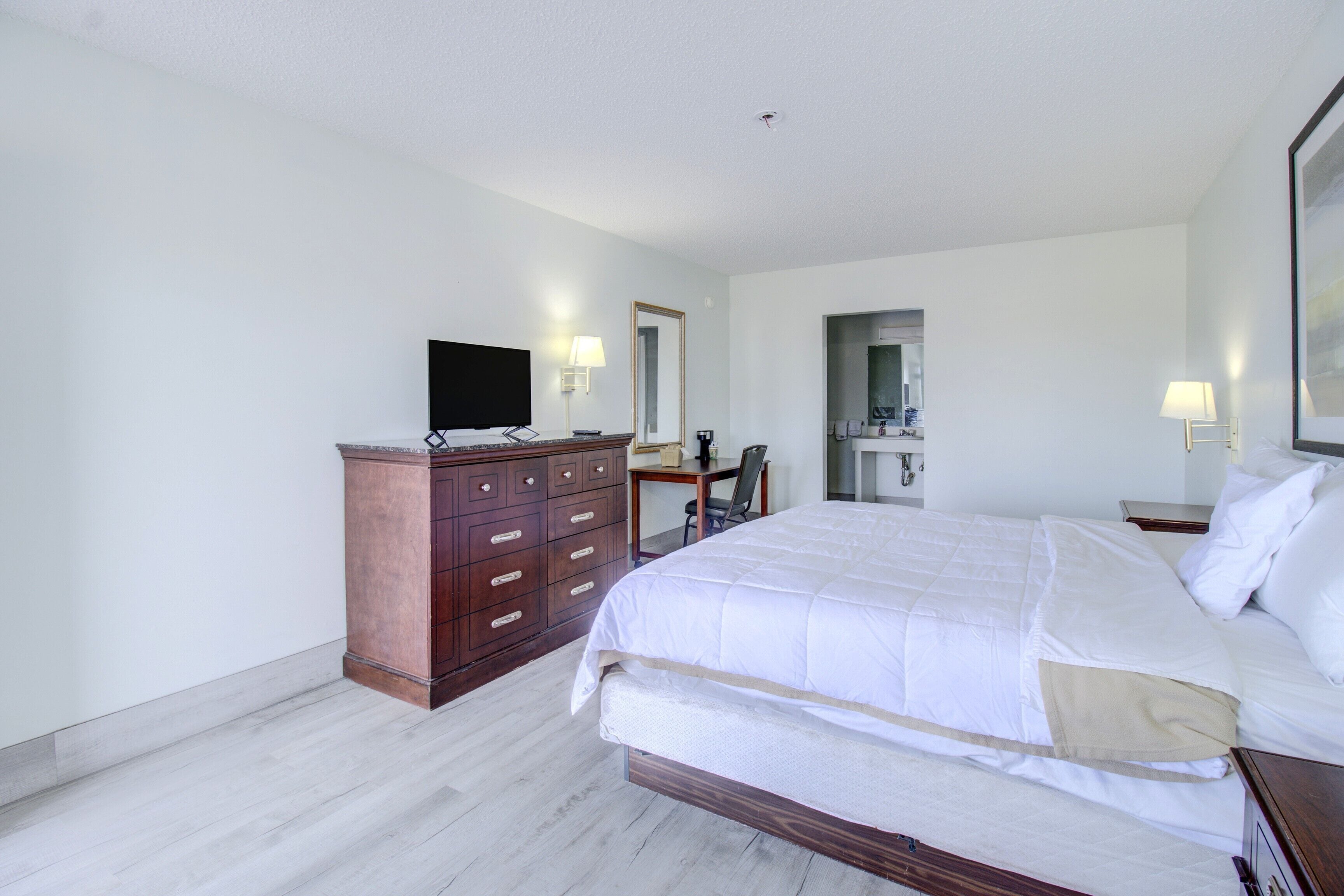 Room, 1 King Bed, Non Smoking | Iron/ironing board, free WiFi, bed sheets