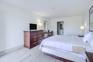 Room, 1 King Bed, Non Smoking | Iron/ironing board, free WiFi, bed sheets - OYO Malden Airport Inn (Malden)