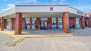 Un edificio con un letrero que dice "Airport Inn" y una gran "N" en la fachada.