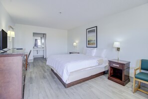 Room, 1 King Bed, Non Smoking | Iron/ironing board, free WiFi, bed sheets - OYO Malden Airport Inn (Malden)