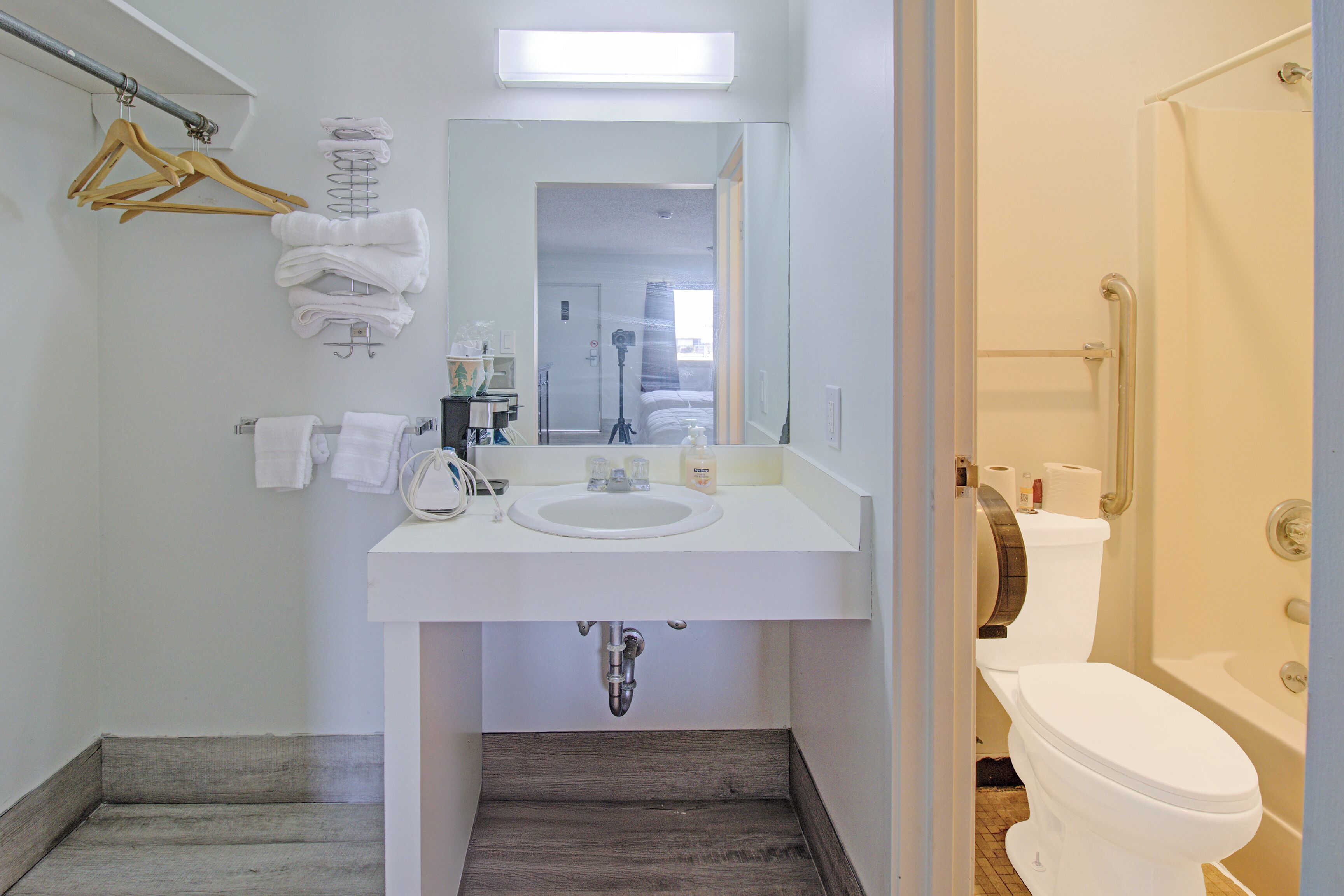 Room, 1 King Bed, Non Smoking | Bathroom | Free toiletries, hair dryer, towels