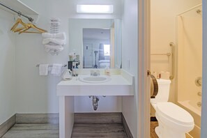 Room, 1 King Bed, Non Smoking | Bathroom | Free toiletries, hair dryer, towels - OYO Malden Airport Inn (Malden)