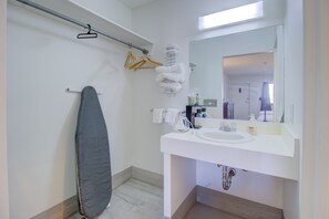 Rom, 2 queensize-senger, ikke-røyk | Bad | Toalettartikler (inkludert), hårføner og håndklær