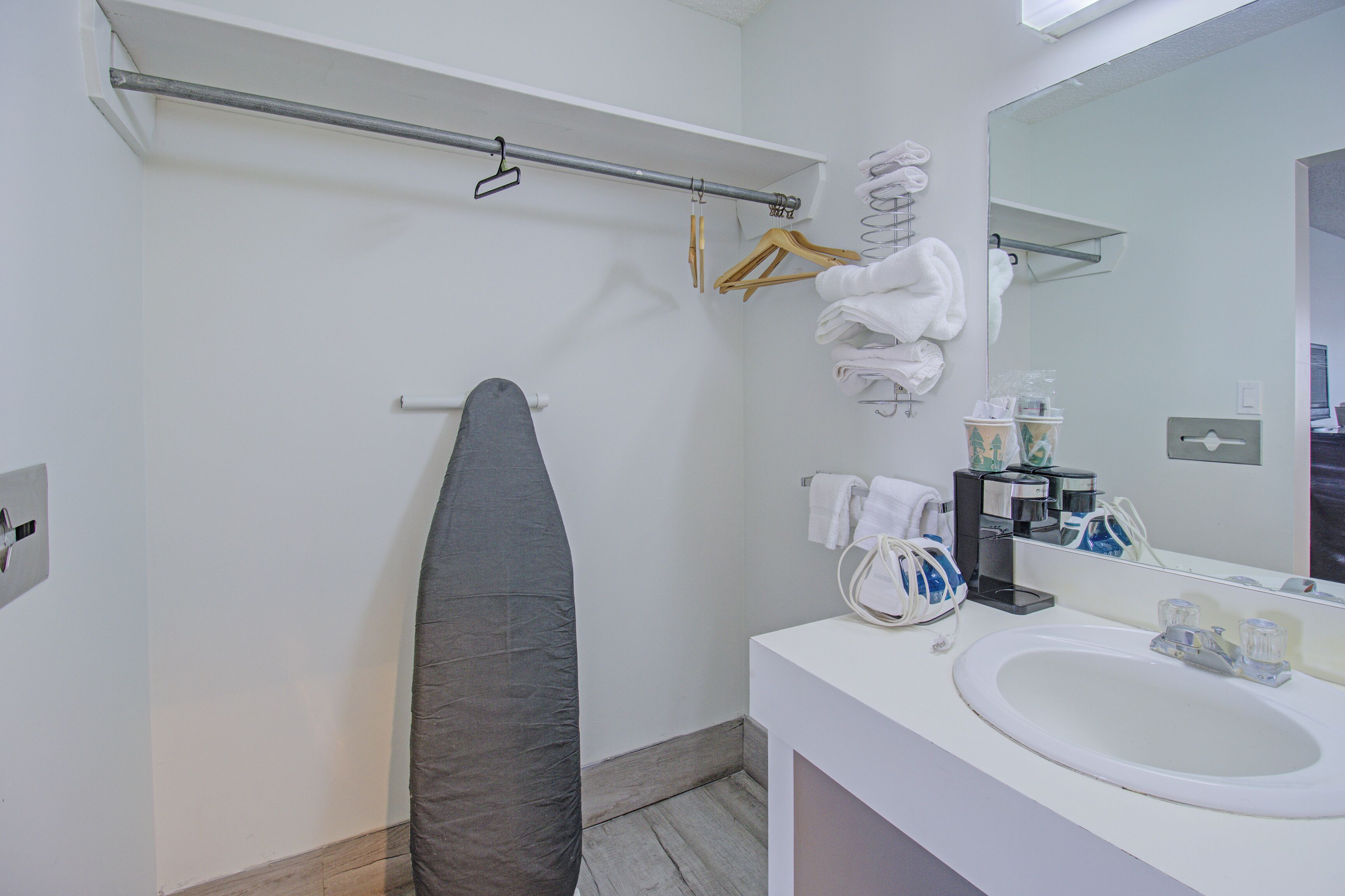 Room, 1 King Bed, Non Smoking | Bathroom | Free toiletries, hair dryer, towels