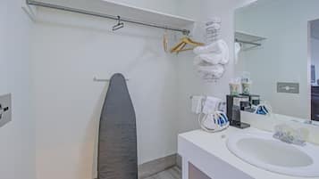 Room, 1 King Bed, Non Smoking | Bathroom | Free toiletries, hair dryer, towels