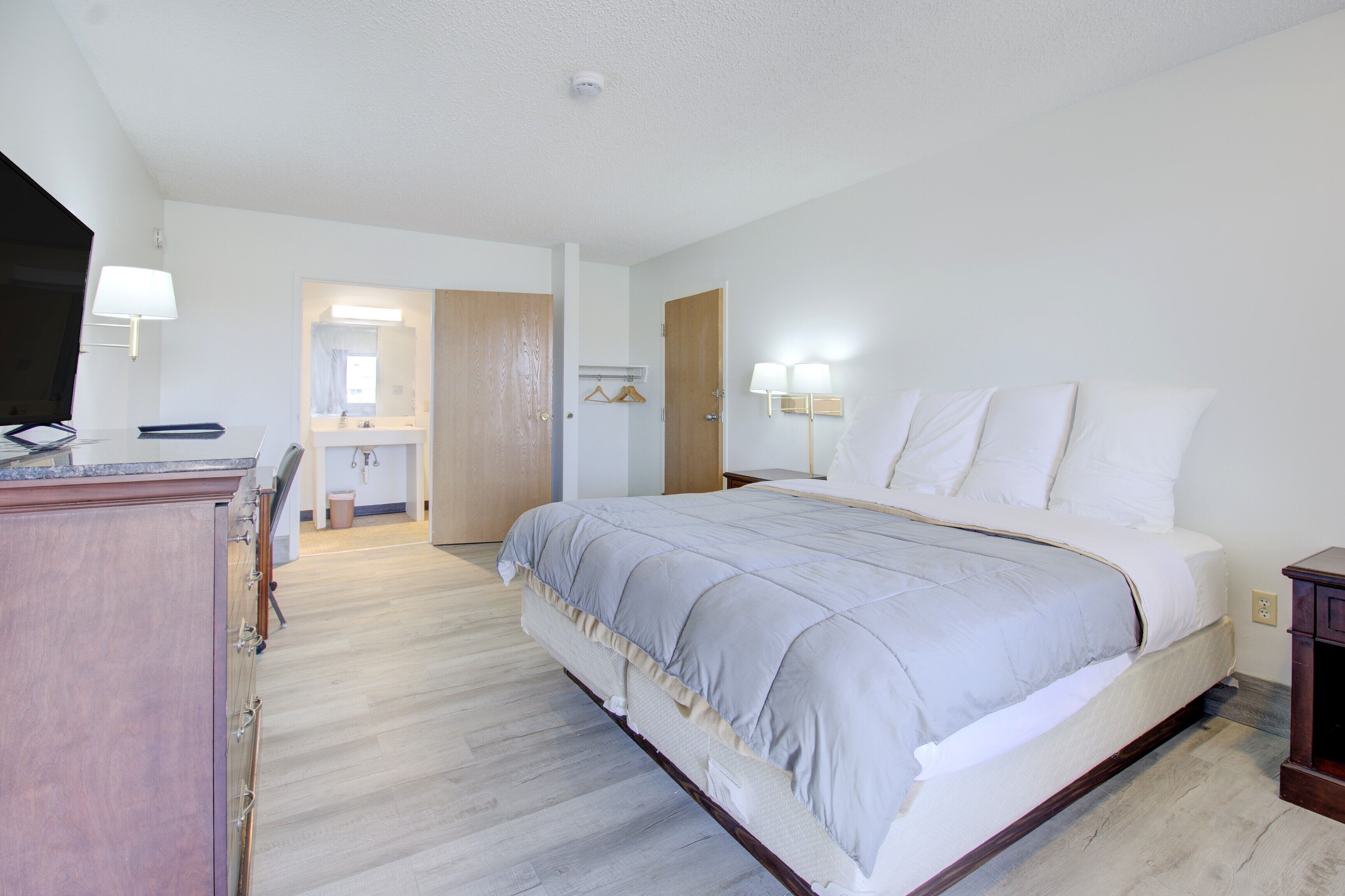 Room, 1 King Bed, Accessible, Non Smoking (with Step-In-Shower)