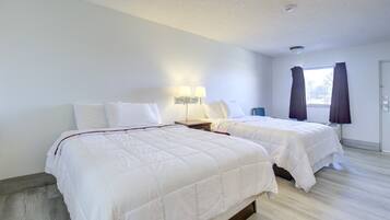 Tabla de planchar con plancha, wifi gratis y ropa de cama