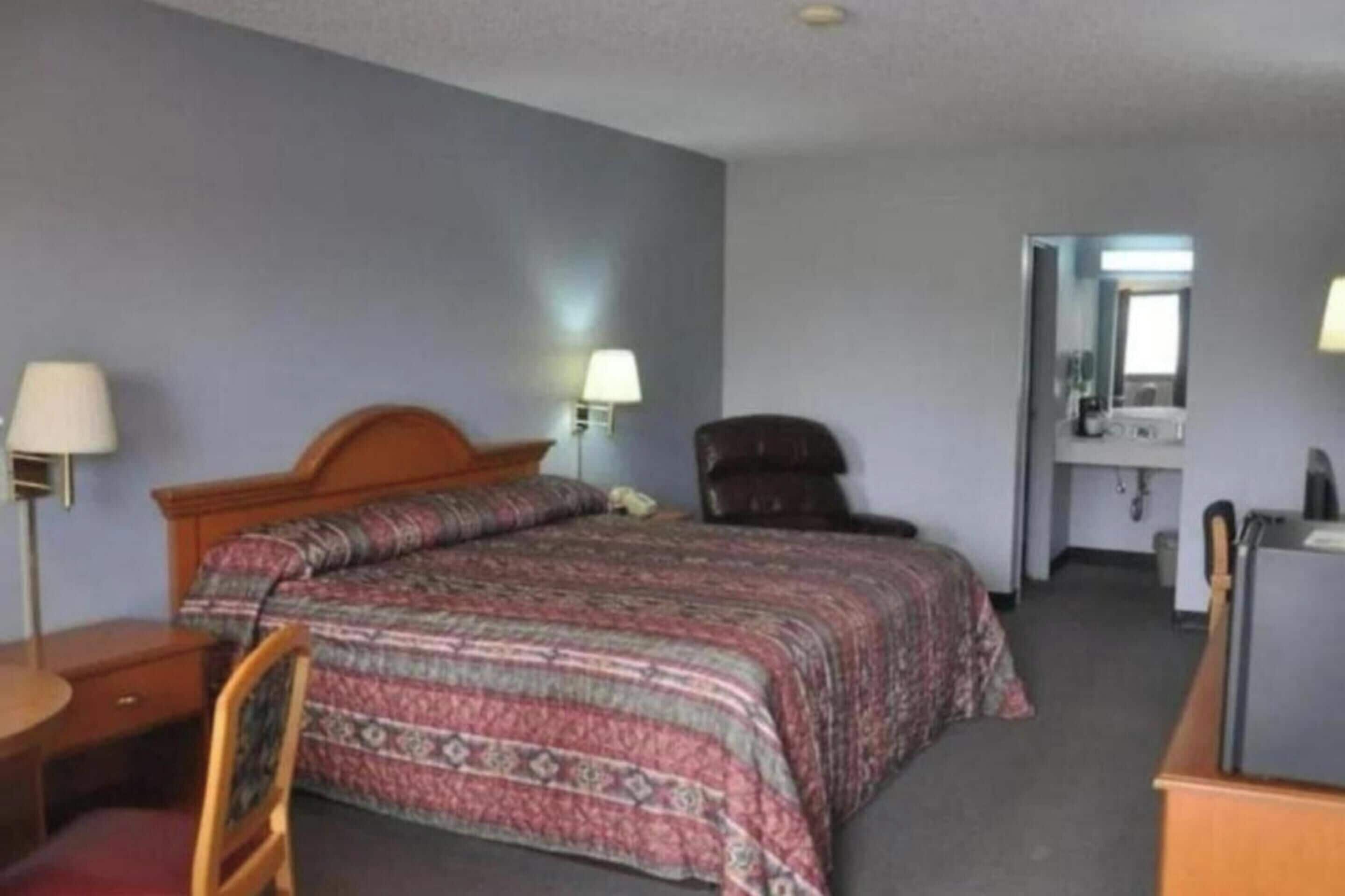 客房, 1 張特大雙人床, 非吸煙房 | 熨斗/熨衣板、免費無線上網、床單