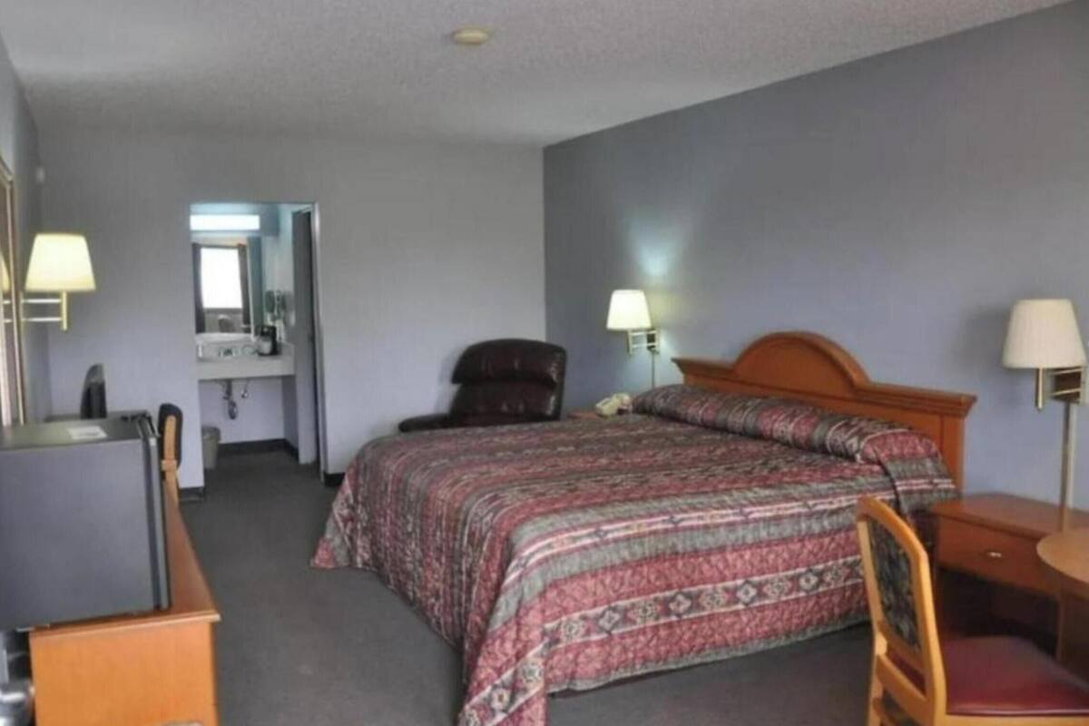 Oda, 1 En Büyük (King) Boy Yatak, Sigara İçilmez | Ütü/ütü masası, ücretsiz kablosuz İnternet, çarşaf takımı