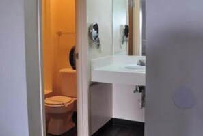 Room, 1 King Bed, Non Smoking | Bathroom -  OYO Malden Airport Inn (Malden)