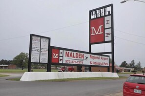 Property entrance -  OYO Malden Airport Inn (Malden)