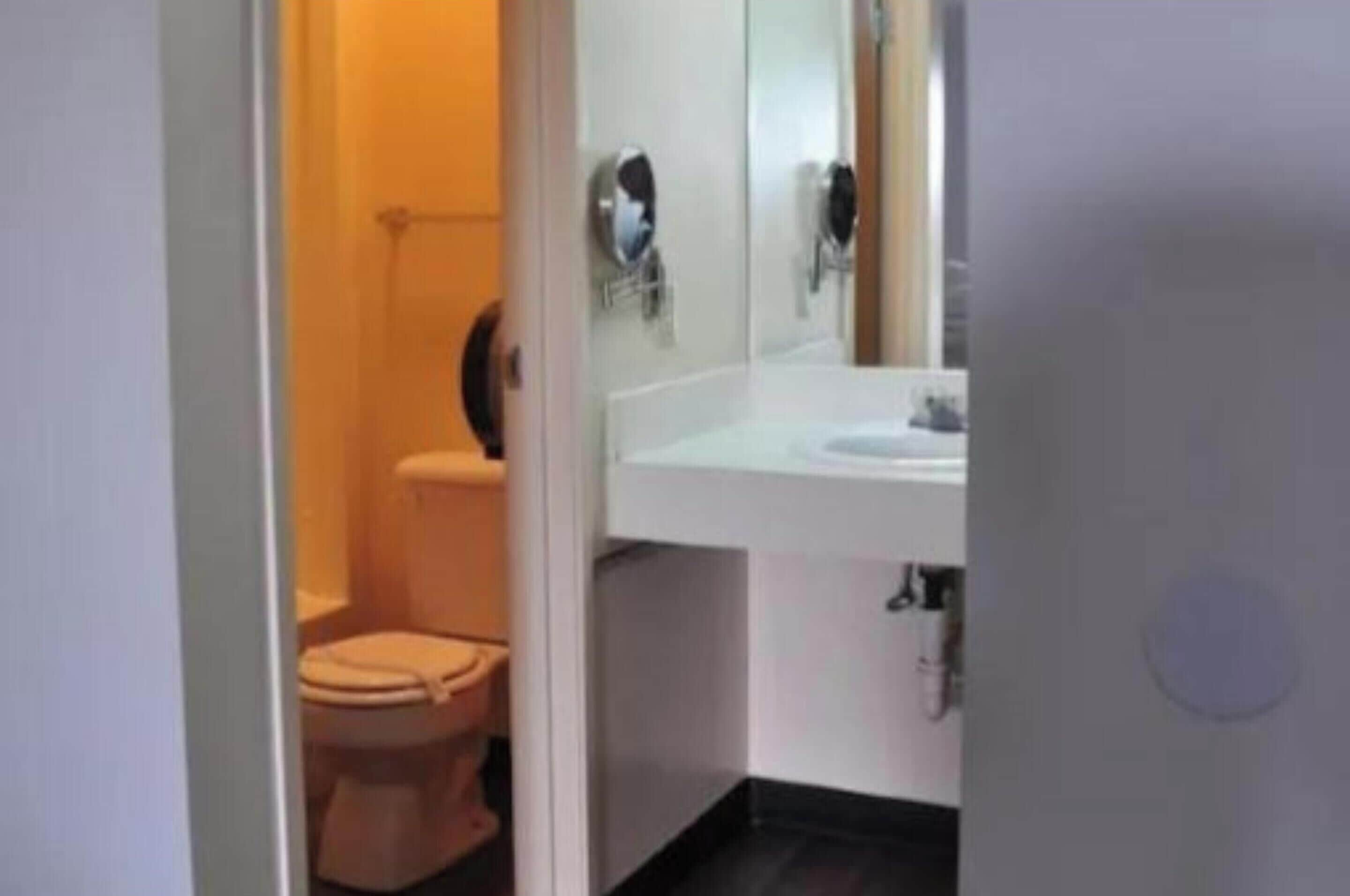 客房, 1 張特大雙人床, 非吸煙房 | 浴室 | 免費盥洗用品、吹風機、毛巾