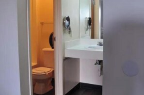 客房, 1 张特大床, 无烟房 | 浴室 | 免费洗浴用品、吹风机、毛巾