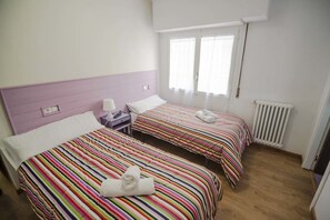 Twin Room | Desk, blackout curtains, free WiFi, bed sheets - Hostal Ávila (Zaragoza)