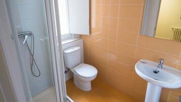 Habitación con 2 camas individuales | Baño | Regadera, amenidades de baño gratuitas, secadora de cabello, toallas