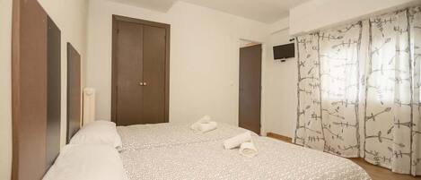 Twin kamer | Een bureau, verduisterende gordijnen, gratis wifi, beddengoed