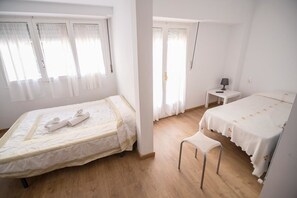Desk, blackout curtains, free WiFi, bed sheets - Hostal Ávila (Zaragoza)