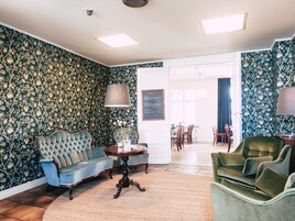 Se sirven almuerzos y cenas, cocina local