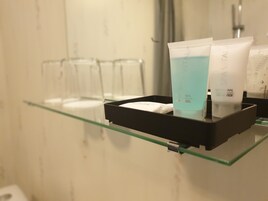 Shower, free toiletries, towels