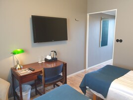 Escritorio, espacio para trabajar con laptop y cortinas blackout 