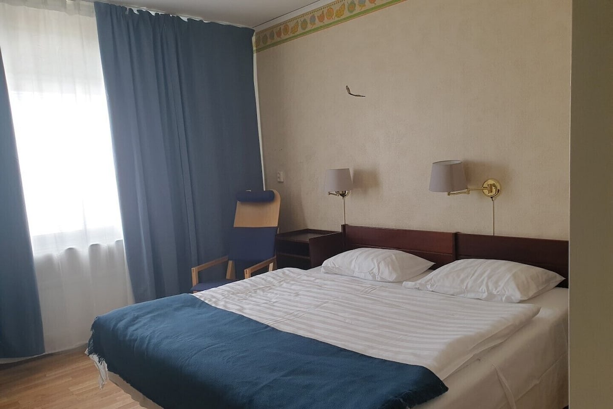Habitación Confort, 1 cama de matrimonio | Escritorio, espacio para trabajar con un portátil, cortinas opacas