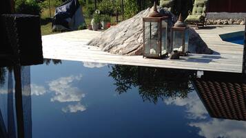 Hồ bơi ngoài trời phục vụ theo mùa