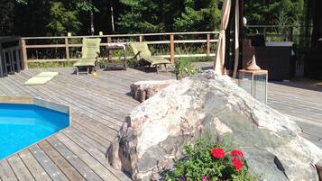 Hồ bơi ngoài trời phục vụ theo mùa