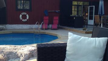 Een seizoensgebonden buitenzwembad