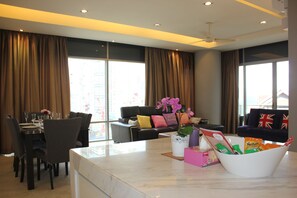 Premium Condo, 3 Bedrooms, Bathtub, City View | Living area | Plasma TV - Pavilion Bukit Bintang Modern Suites (Kuala Lumpur)