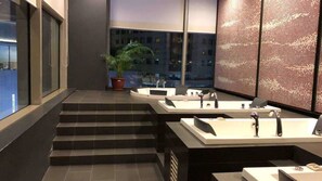 Indoor spa tub - Pavilion Bukit Bintang Modern Suites (Kuala Lumpur)