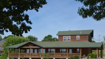 Check-in/check-out kiosk
