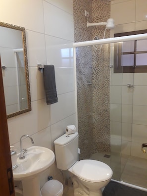 Ducha, cabezal de ducha tipo lluvia y toallas