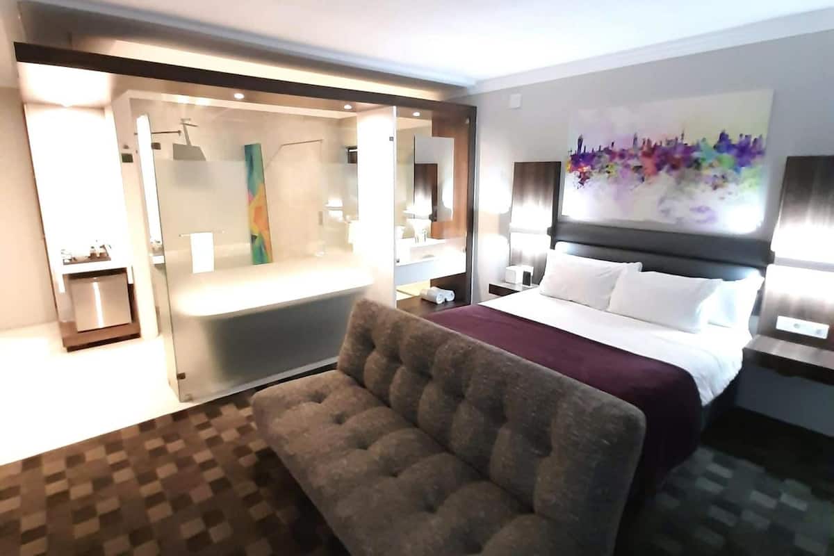 1 bedroom, premium bedding, minibar, desk