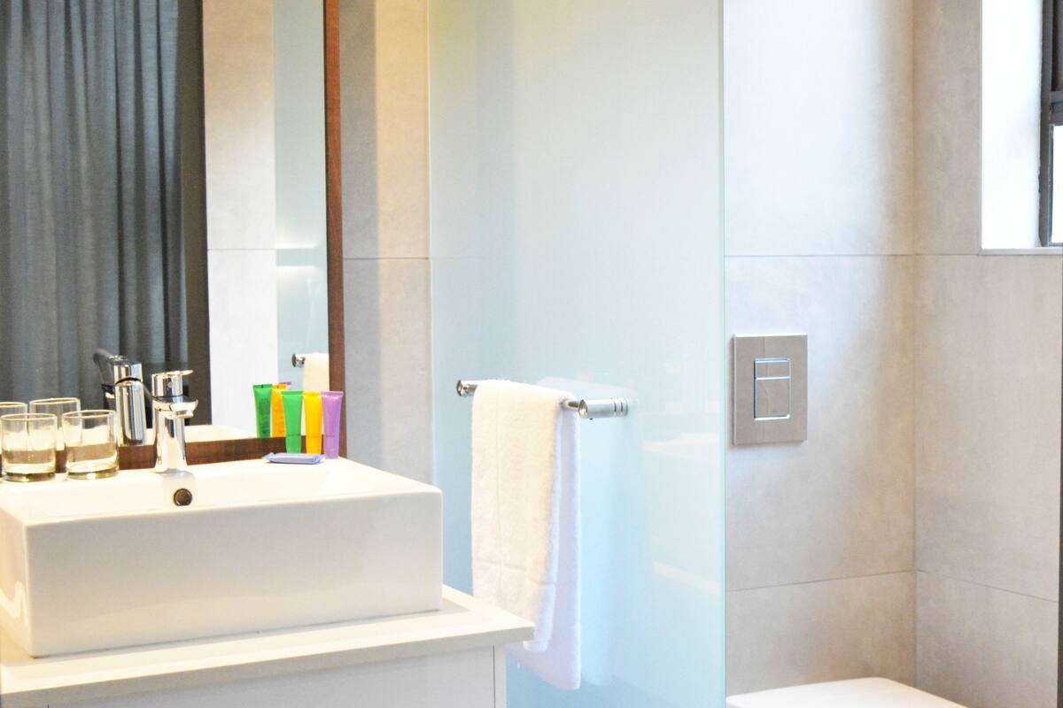 shower, free toiletries, towels