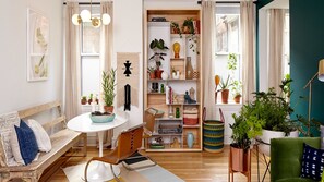 ラグジュアリー アパートメント 1 ベッドルーム (108) | リビング エリア | 薄型テレビ