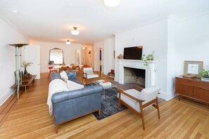 Luxe appartement, 1 queensize bed met slaapbank, keuken (107) | Woonkamer | Een flatscreentelevisie