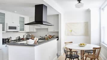 Studio Suite Cao cấp, 1 giường cỡ queen, bếp (105) | Bếp riêng | Tủ lạnh, lò vi sóng, lò nướng, bếp nấu