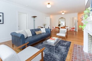 Luxe appartement, 1 queensize bed met slaapbank, keuken (107) | Woonkamer | Een flatscreentelevisie