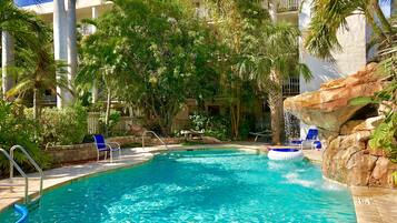 Alberca al aire libre y alberca climatizada