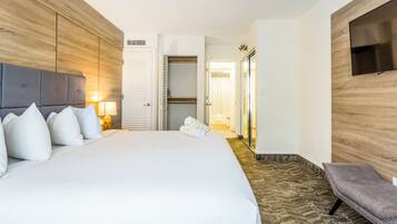 1 habitación, caja de seguridad en la habitación y escritorio