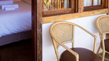 Quarto triplo luxo | Frigobar, cofres nos quartos, escrivaninha, quartos à prova de som