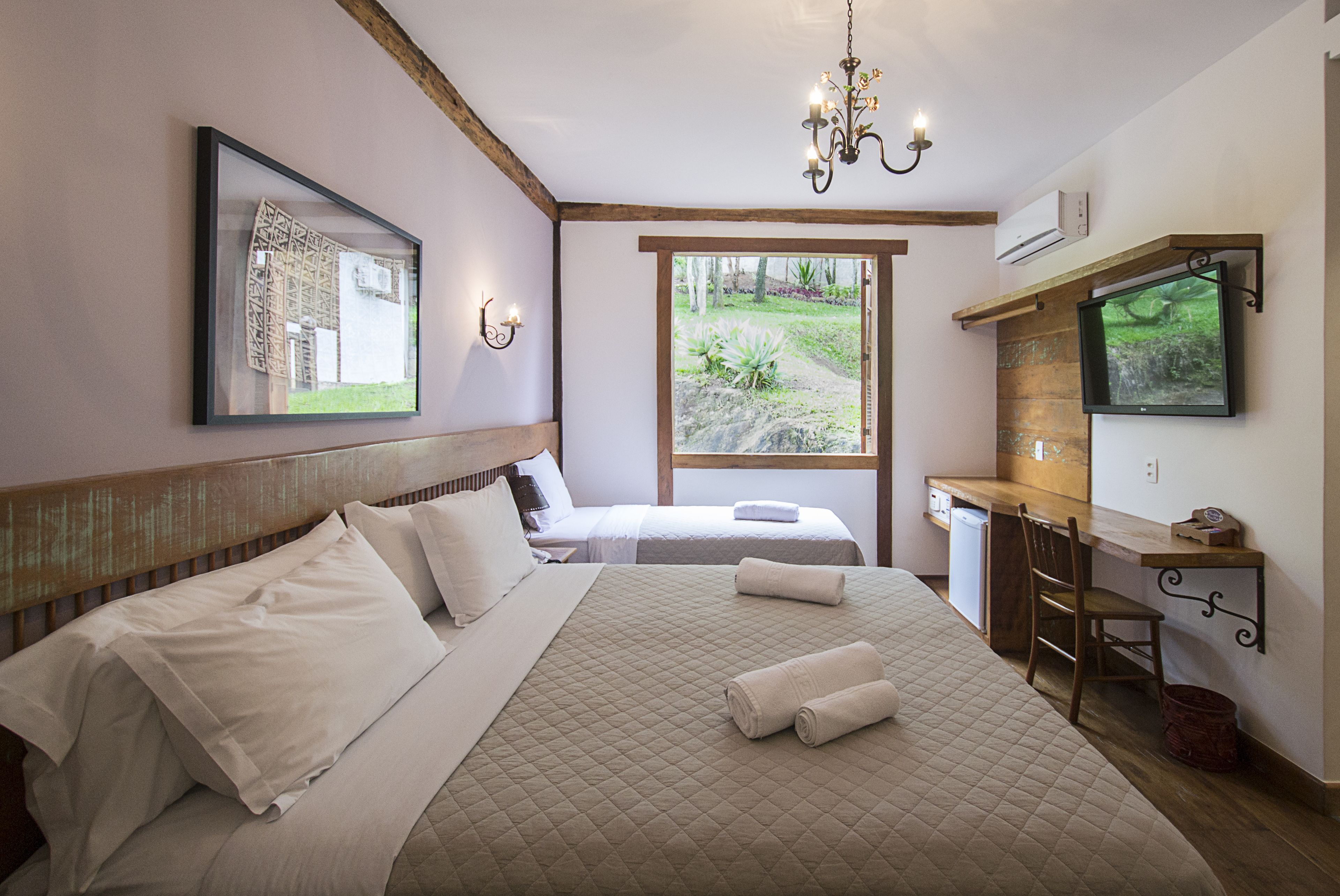 Frigobar, cofres nos quartos, escrivaninha, quartos à prova de som