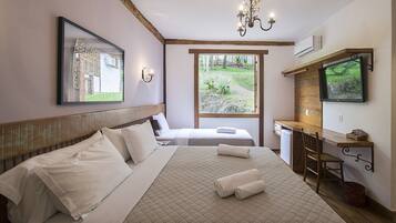 Frigobar, cofres nos quartos, escrivaninha, quartos à prova de som