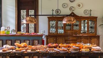 بوفيه فطور مجانًا يوميًا