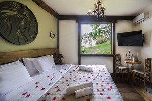 Svit - bubbelbad | Minibar, värdeförvaringsskåp på rummet, skrivbord och ljudisolering